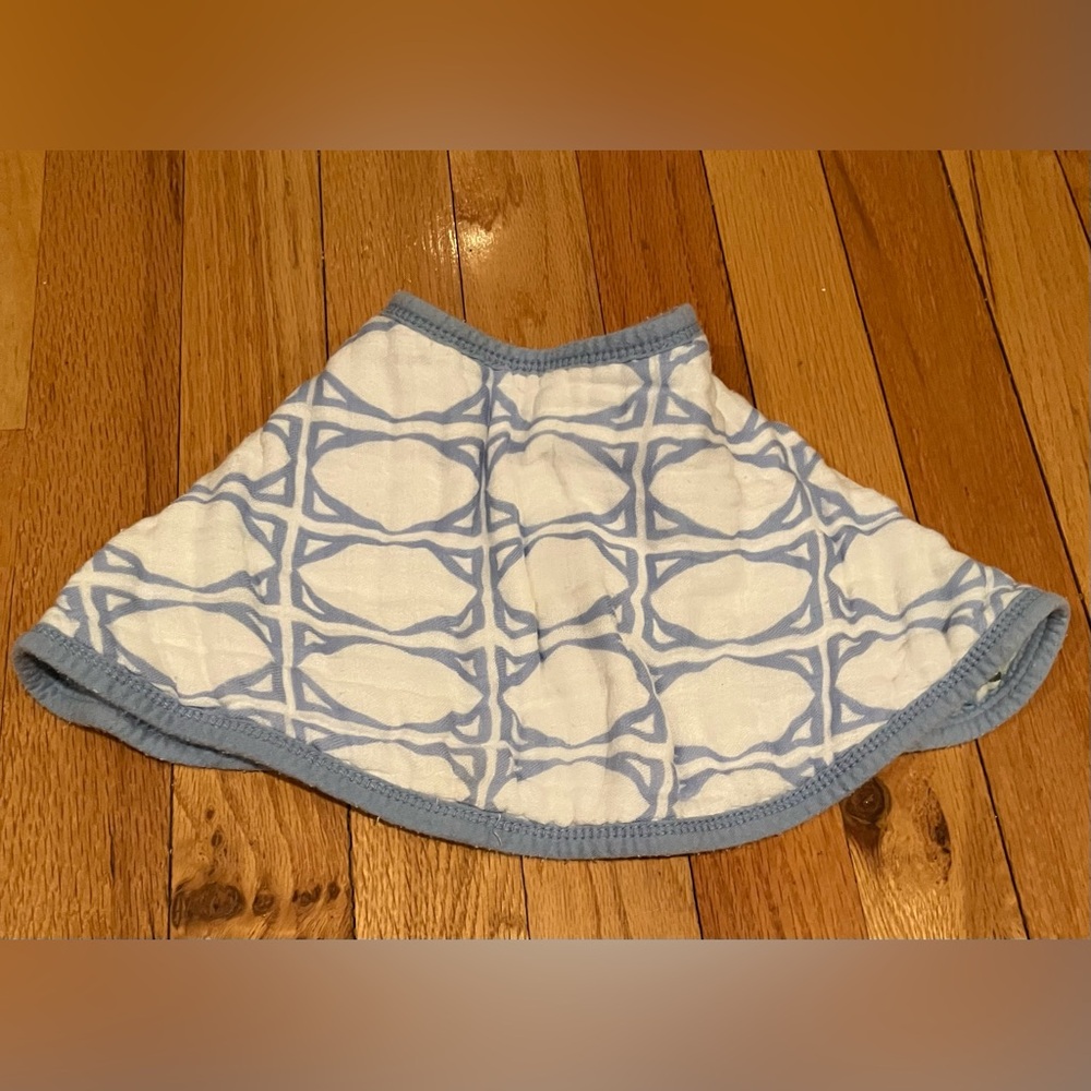 Aden & Anais muslin large snap bib in excellent used condition. Reversible!
